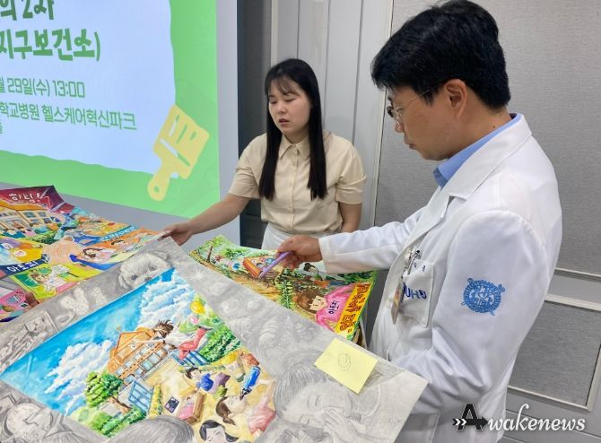 경기도 아토피?천식 교육정보센터 관계자들이 출품작을 심사하고 있다