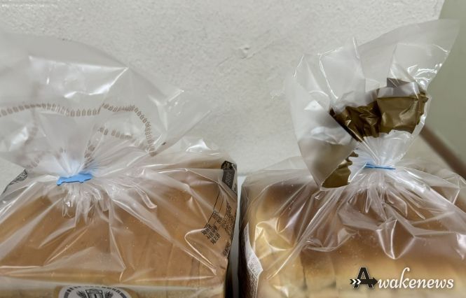 성남시의 한 제빵업체가 식빵 봉투를 묶는 클립 재질을 종이(파란색)로 교체했다