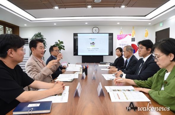 김동근 시장이 6월 4일 시장실에서 의정부 관광사업 관련 카페 대표자 등과 ‘관광진흥 민관협업 간담회’를 갖고 있다.