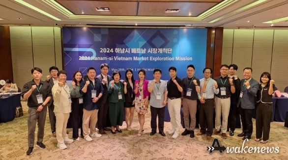지난 5월 27일~6월 1일 4박 6일 일정으로 베트남 호치민과 하노이를 방문한 하남시 베트남 시장개척단이 호치민 수출상담회에서 단체 기념촬영을 하고 있다.