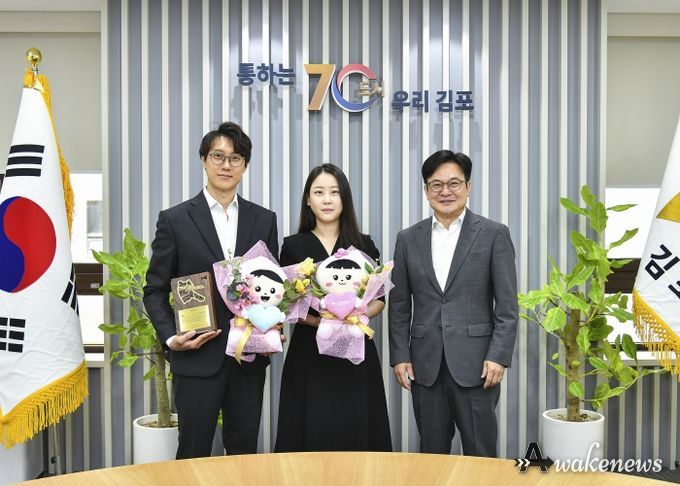 김병수 김포시장이 빙상체육인 유기석·송하린 부부에게 국제스케이트장 김포 유치 홍보대사 위촉장을 전달 후 기념촬영하고 있다.