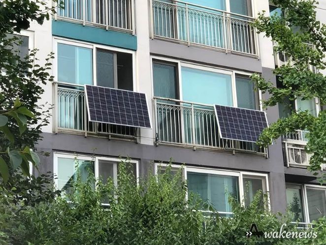 베란다 난간에 미니태양광 모듈 전지판 설치한 성남시내 아파트