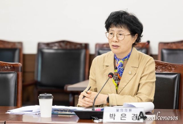 안산시의회 박은경 의원이 지난 4일 의회 제1상임위원실에서 열린 제290회 제1차 정례회 문화복지위원회에서 자신이 발의한 ‘안산시 체육인 기회소득 지급 조례안’에 대해 설명을 하고 있다.