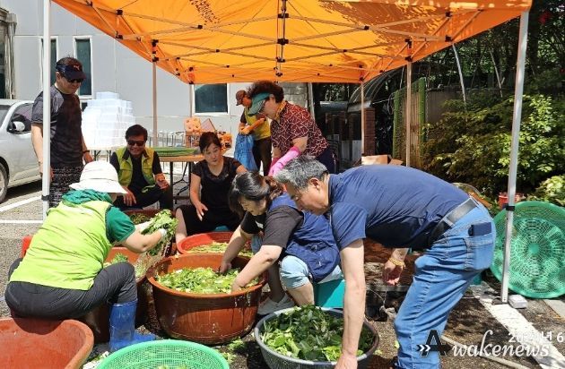 군포시 산본2동 지역사회보장협의체, 취약계층에 열무김치 전달