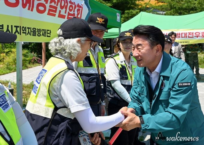 김동근 시장이 6월 26일 ‘2024년 풍수해 대비 모의훈련’에 참여해 유관기관 관계자들을 격려하고 있다.