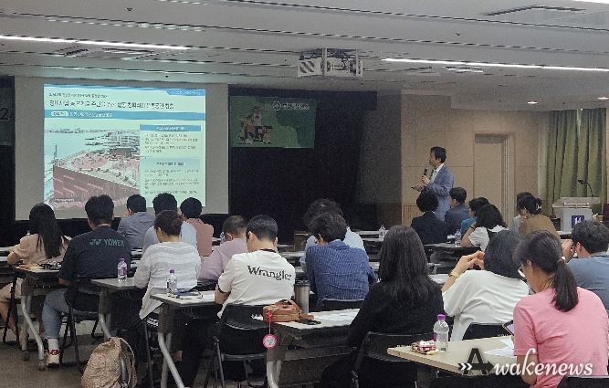 2024년 부천시 건강도시 아카데미에서 대한민국건강도시협의회 학술위원장인 변병설 교수가 교육을 진행하고 있다