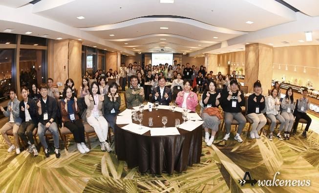 지난해 10월 진행된 7급 워케이션 교육에서 참여한 직원들이 단체사진을 촬영하고 있다.
