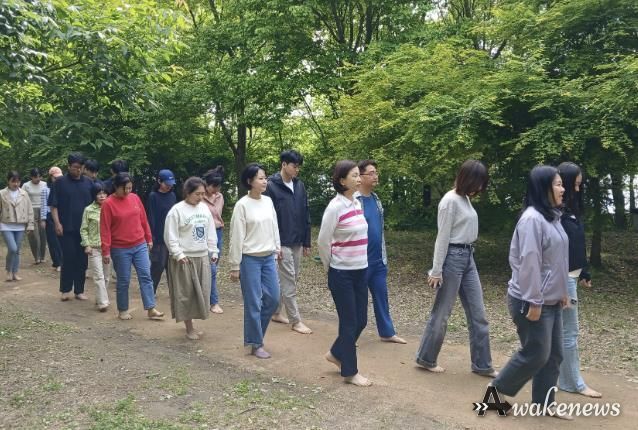 지난 4월 운영한 숲+명상교육에서 직원들이 어싱(Earthing)을 통해 자연과 교감하고 있다.