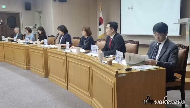 좌장으로 참석한 부천시의회 박순희 시의원이 토론회를 주재하고 있다.