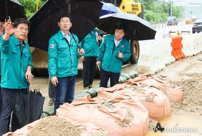 이상일 용인특례시장이 18일 폭우로 인해 지반침하 현상이 발생한 수지구 성복동 현장에서 전문가들과 피해 방지 대책을 논의하고 있다.