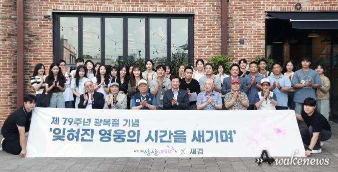 이상일 용인특례시장이 단국대학교 학생들로 구성된 프로젝트 그룹 '새김'의 초청을 받아 참석한 행사에서 기념촬영을 하고 있다.
