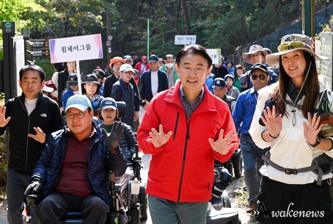 김동근 시장이 11월 2일 ‘제12회 의정부시 어울림 등반대회’에 참석해 시민들과 등반을 하고 있다.