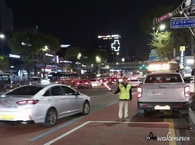 성남 모란역 인근에서 관외택시 불법 영업 단속 중