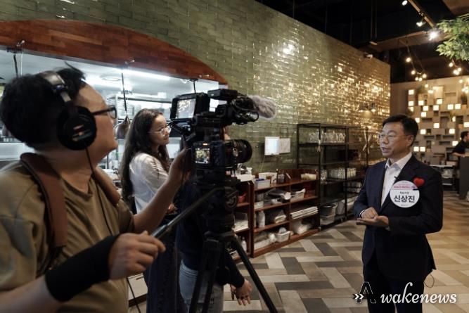 신상진 성남시장이 11월 16일 7차 '솔로몬의 선택' 행사장에서 영국 BBC 취재팀과 인터뷰를 하고있다