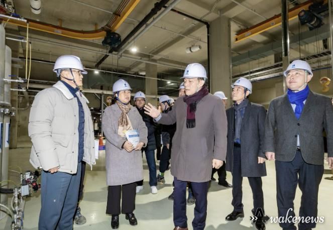 이재준 수원시장이 황구지천 공공하수처리시설을 점검하고 있다.