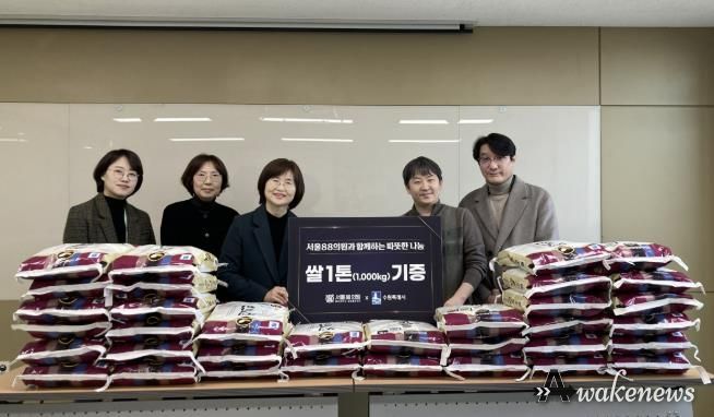 전달식 후 기념촬영을 하고 있다.