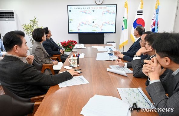 김동근 시장이 12월 13일 시장실에서 ‘제6차 걷고 싶은 도시 전략회의’를 진행하고 있다.