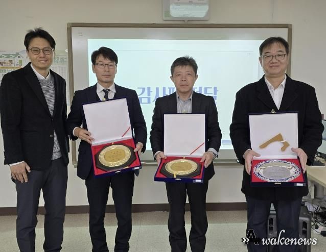 삼영잉크페인트제조주식회사 대표 및 임직원에게 감사패를 전달하였다.