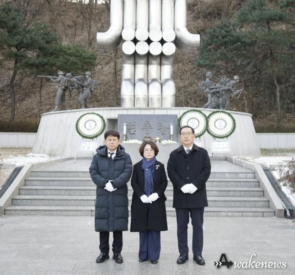 의정부교육지원청 원순자 교육장, 을사년 새해 맞아 현충탑 및 여객기 사고 희생자 합동분향소 방문