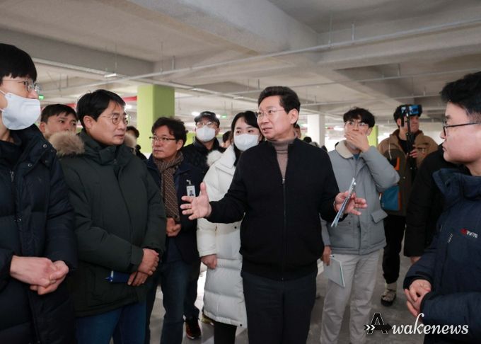 이상일 용인특례시장이 18일 양지면 경남아너스빌 아파트 공사 현장을 방문했다.