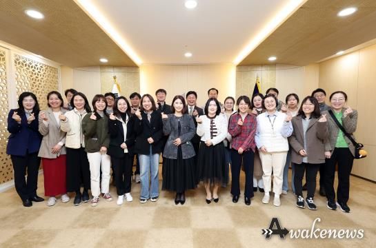 조용익 부천시장과 대안학교 및 학교밖청소년지원센터 학부모와 기념사진을 촬영하고 있다