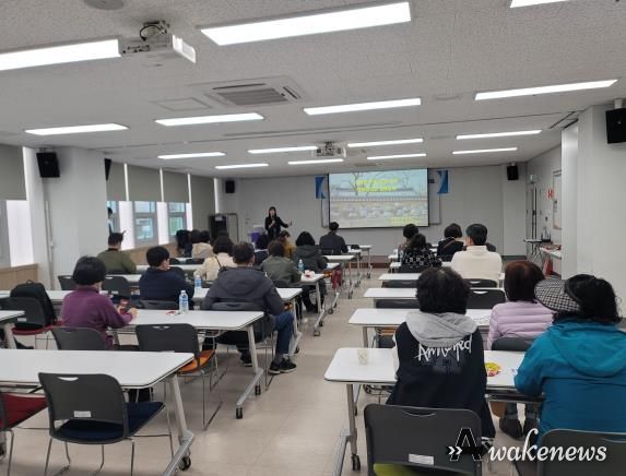 송내시민학습원에서 교육 진행하는 모습