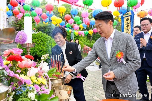 김동근 시장이 5월 5일 불기 2569년 부처님오신날을 기념해 관내 사찰인 관음사를 방문했다.