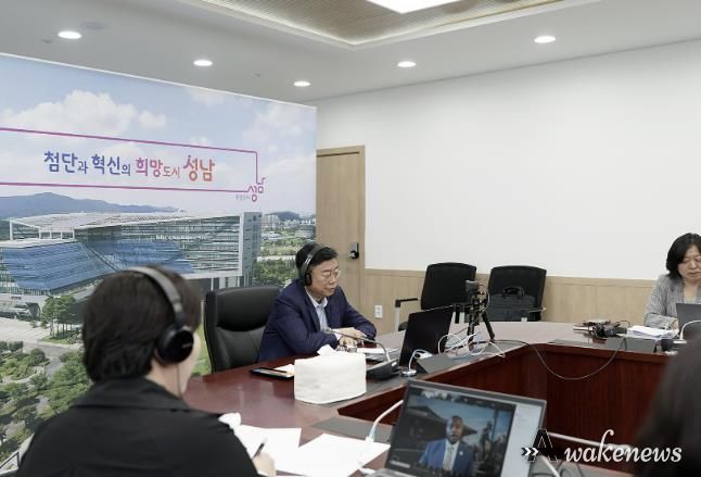신상진 성남시장이 14일 오전(한국시간) 미국 노스캐롤라이나주 하이포인트(High Point)의 시릴 제퍼슨(Cyril Jefferson) 시장과 화상회의를 하고 있다