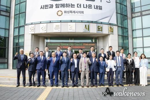 화성특례시의회 의장단과 우즈베키스탄 상하원 의원단 기념 단체사진