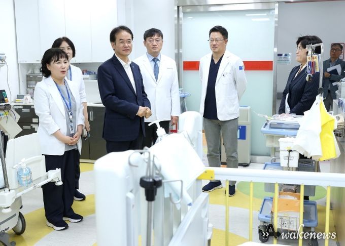 이동환 고양특례시장이 일산병원을 방문해 병원 관계자의 설명을 듣고 있다.