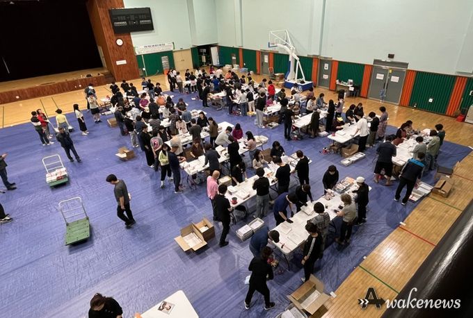 21대 대통령선거 투표안내문 발송을 위해 선거사무원들이 구슬땀을 흘리며 작업하고 있다