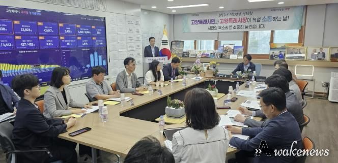이동환 고양특례시장이 풍동2지구 오피스텔 입주 예정자 대표들과 만나 민원사항에 대해 이야기 나누고 있다.