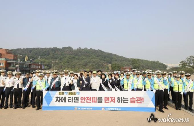 캠페인 참석자들이 단체사진을 촬영하고 있다