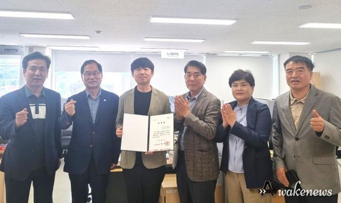 화성특례시 시민옴브즈만이 적극행정 표창을 받은 공무원과 함께 기념촬영하고 있다.