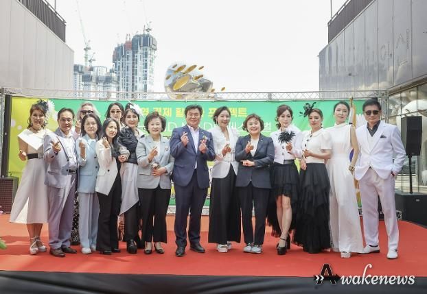 핸드메이드 인 거북섬 축제에서 시니어모델들과 함께한 임병택 시흥시장