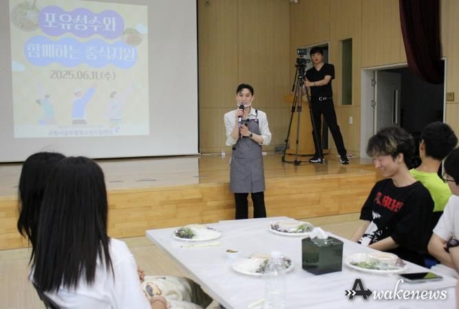 수원시글로벌청소년드림센터 출신 선배 청년 사업가가 발언을 하고 있다.