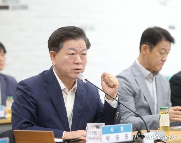 박승원 광명시장이 19일 오전 시청 중회의실에서 열린 ‘신안산선 붕괴사고현장 복구공사 현안간담회’에 참석해 발언하고 있다.
