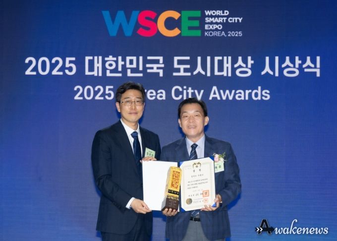 이재준 수원시장(오른쪽)이 ‘2025년 대한민국 도시대상’ 시상식에서 대통령상을 받고 있다.