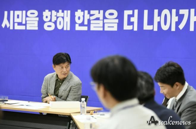 조용익 부천시장이 지난 20일 시청에서 열린 ‘새 정부 국정기조 「민원 실무토론회」’에서 민원 담당자들을 격려하고, 시민이 체감하는 현장 중심 행정을 당부했다.