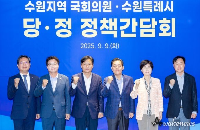 김준혁(수원시정, 오른쪽부터)·백혜련(수원시을) 의원, 이재준 수원시장, 김영진(수원시병)·염태영(수원시무)·김승원(수원시갑) 의원이 9일 수원컨벤션센터에서 열린 당·정 정책간담회에서 함께하고 있다.