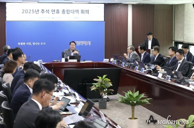 정명근 화성특례시장이 29일 2025년 추석 연휴 종합대책 회의를 열고 종합계획 추진 상황을 점검하고 있다