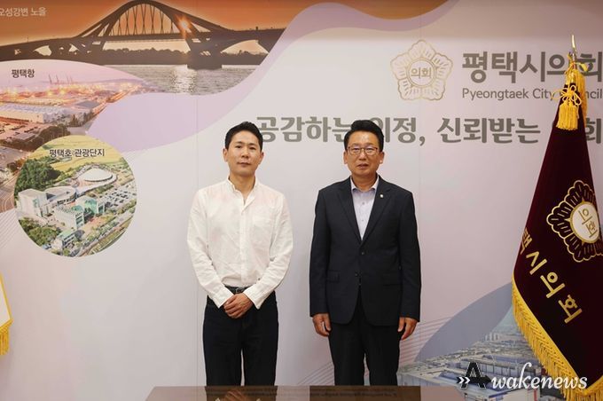 한식레스토랑 운영하는 허태양씨에게 표창한 평택시의회 강정구 의장