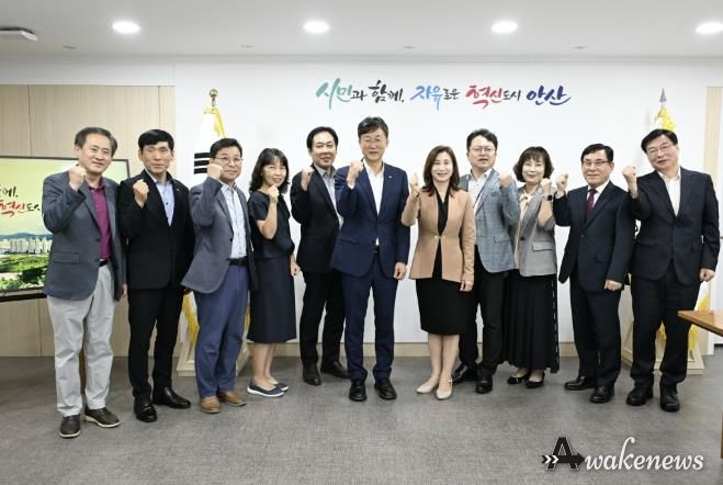 이민근 안산시장(가운데)이 '강남인강’연계 온라인 교육지원사업 시범운영에 참여하는 중·고등학교 학교장들과 함께 기념촬영을 하고 있다.