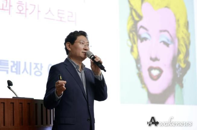 15일 용인세브란스병원에서 이상일 시장이 강연을 하고 있다