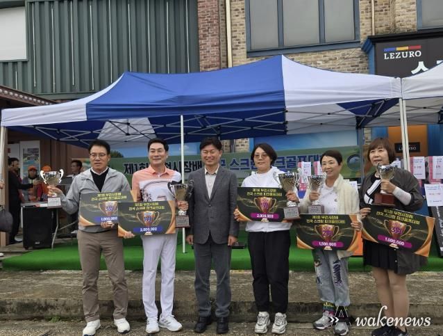 조용익 부천시장이 상위입상자들과 기념촬영을 하고 있다.