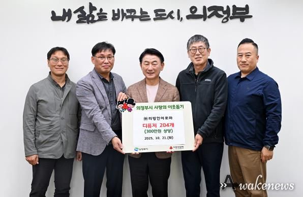 김동근 시장이 10월 21일 시장실에서 열린 ㈜리빙인아로마(대표 이재동)의 디퓨저 전달식에서 함께 기념사진을 찍고 있다.