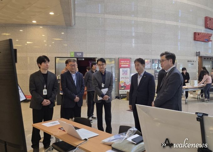 공인중개사 연수교육장에서 디지털지도 플랫폼에 대해 설명을 듣고 있는 이동환 고양특례시장
