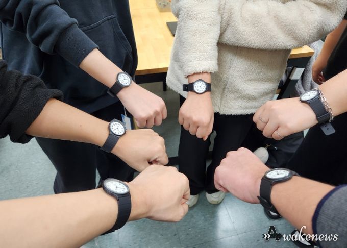 배움누리 청소년들이 수능 응원 시계를 차고 찍은 인증샷