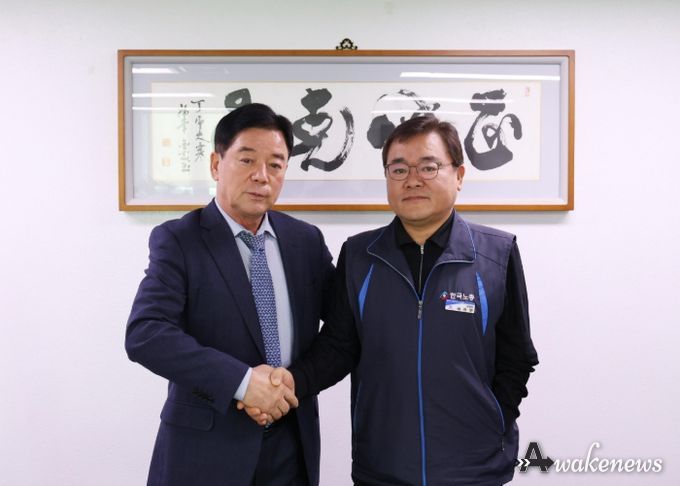 공사 이희석 사장(왼쪽)과 노동조합 이정만 위원장(오른쪽)이 기념 촬영을 하고 있다.