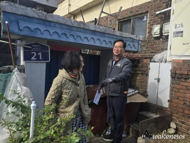 집배원이 민생회복 소비쿠폰 안내문을 대상자에게 전달하고 있다.